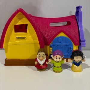Disney Little People Pink and Yellow snow Whites Cottage Playset with 3 Figures